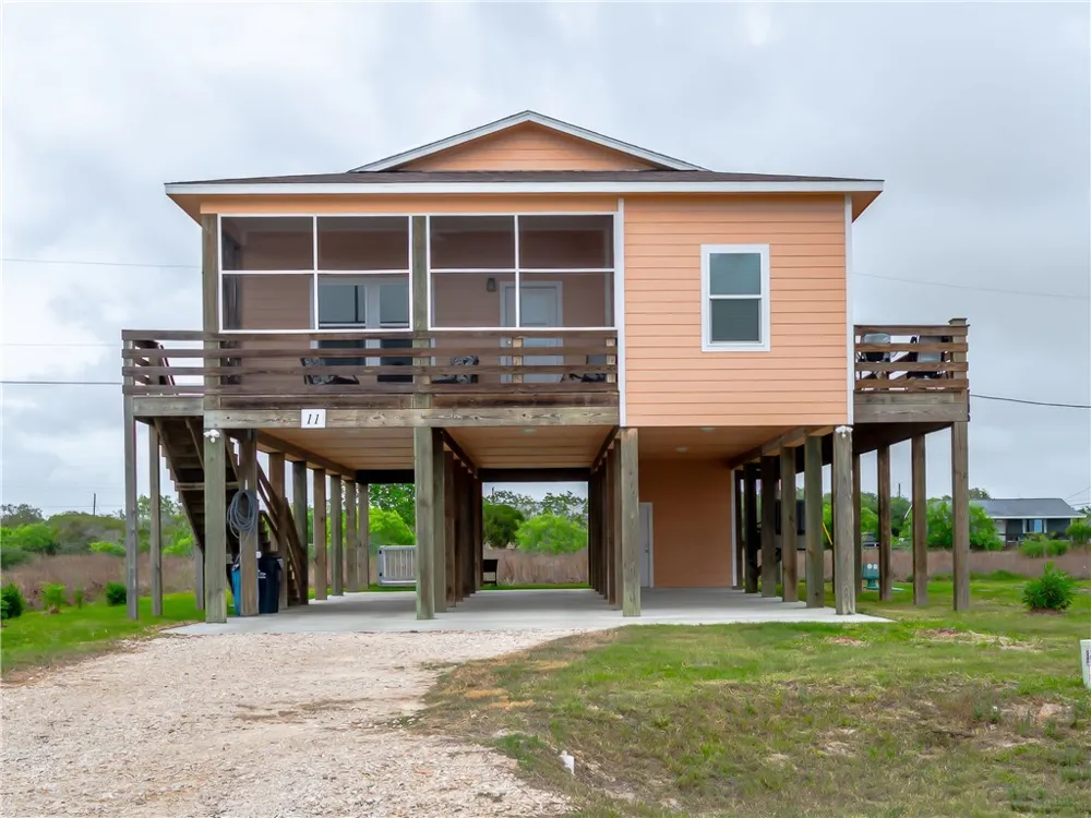 11 Bayview Loop Rockport, TX 78382