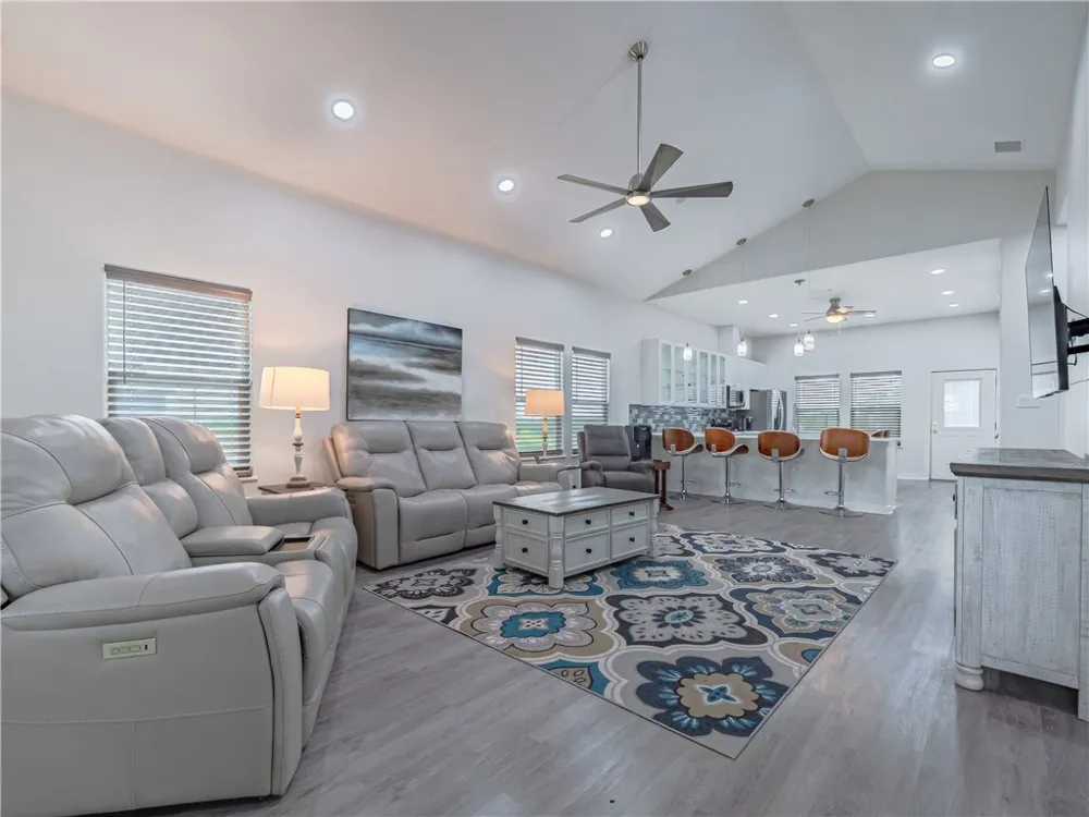 11 Bayview Loop Rockport, TX 78382
