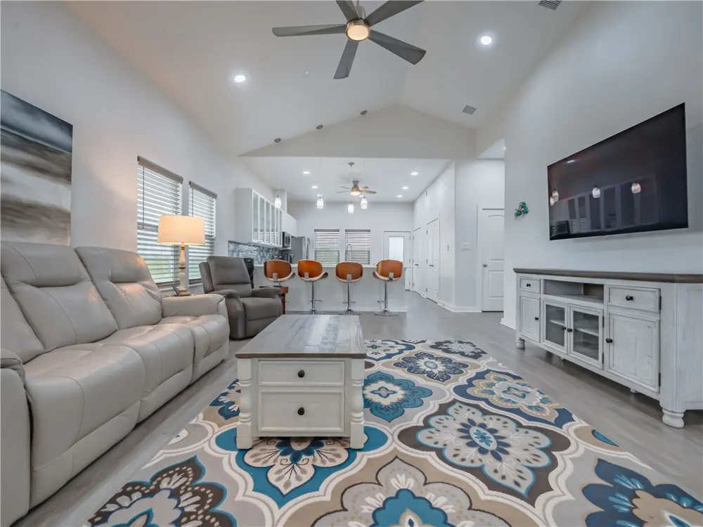 11 Bayview Loop Rockport, TX 78382