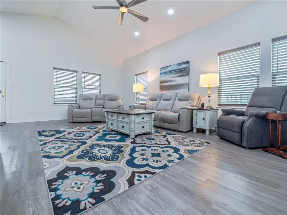 11 Bayview Loop Rockport, TX 78382