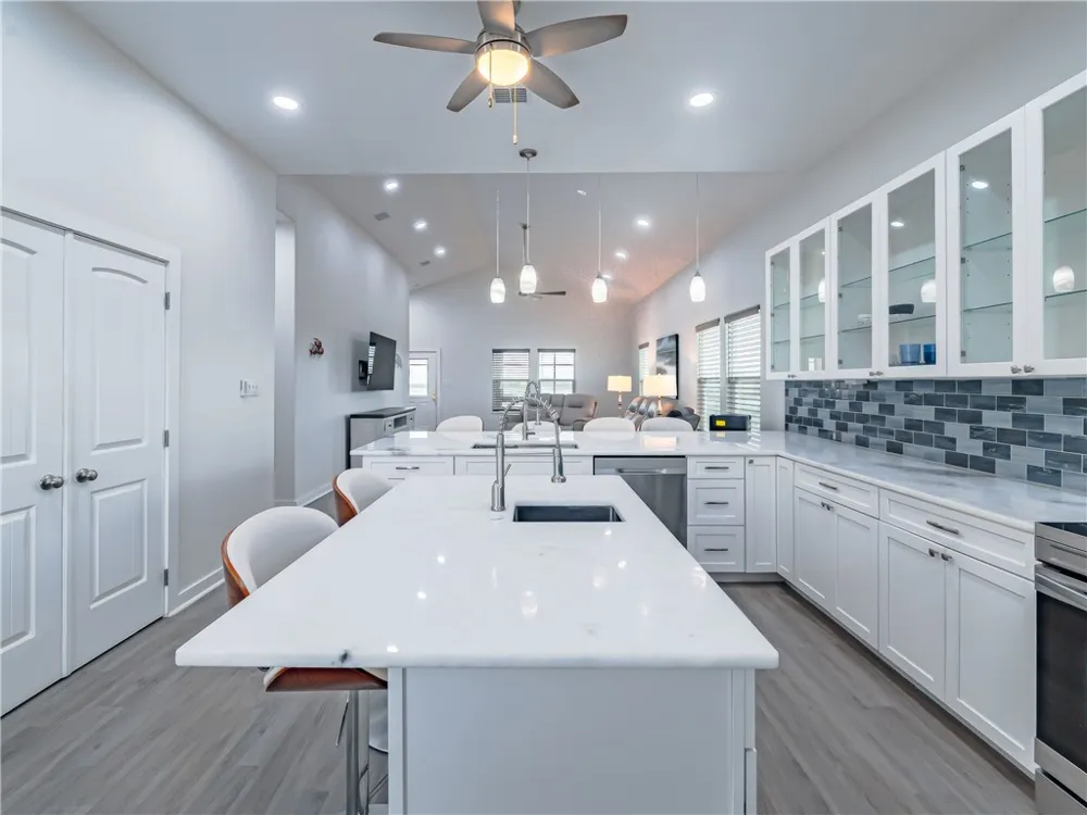 11 Bayview Loop Rockport, TX 78382