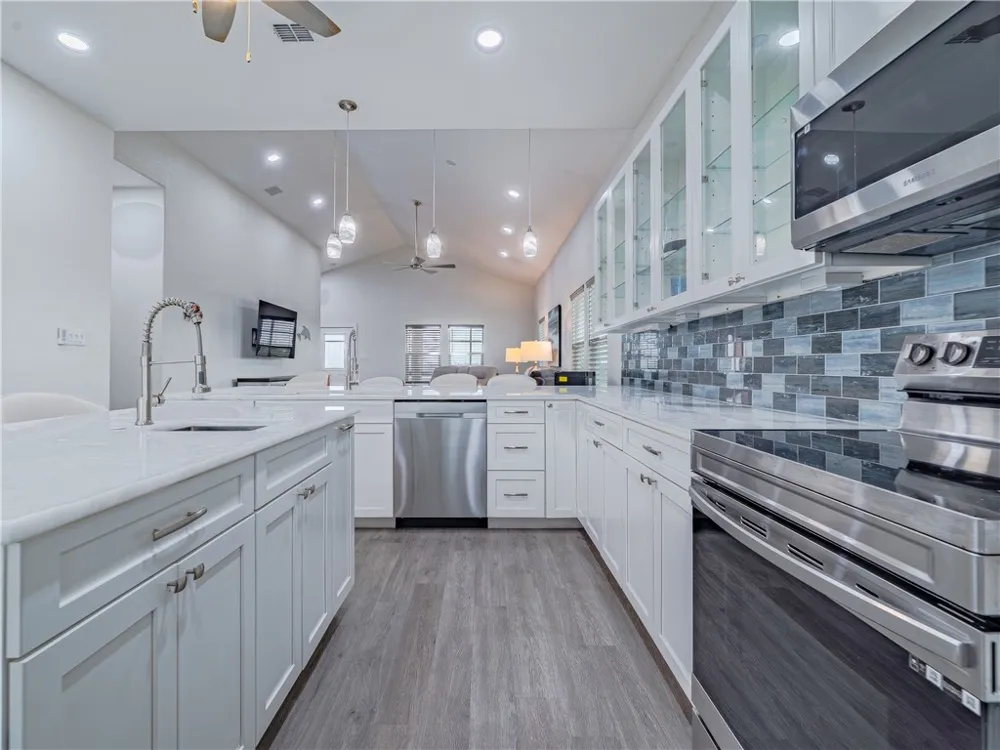 11 Bayview Loop Rockport, TX 78382