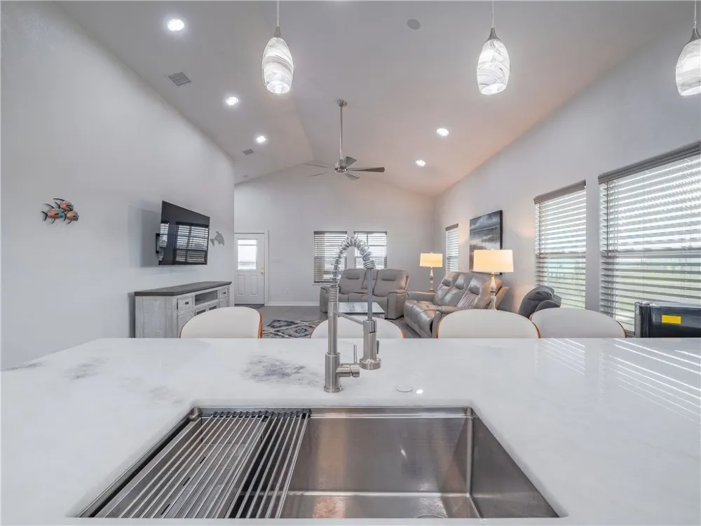 11 Bayview Loop Rockport, TX 78382