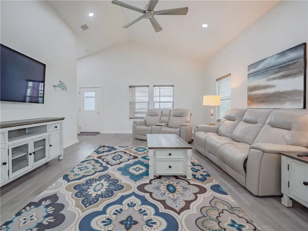 11 Bayview Loop Rockport, TX 78382