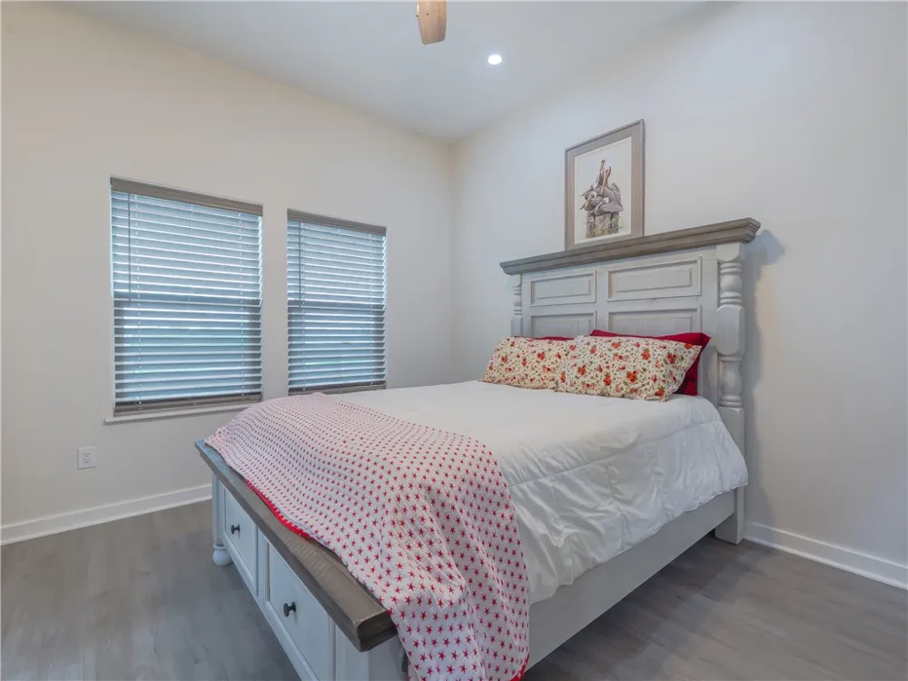 11 Bayview Loop Rockport, TX 78382