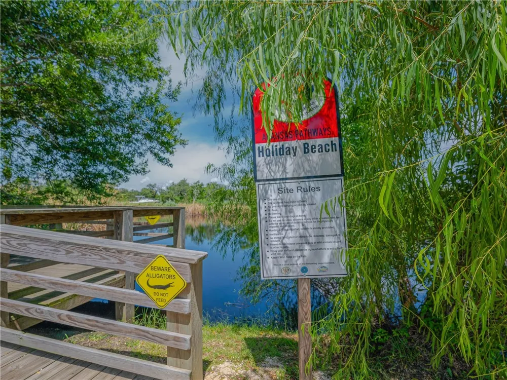 11 Bayview Loop Rockport, TX 78382