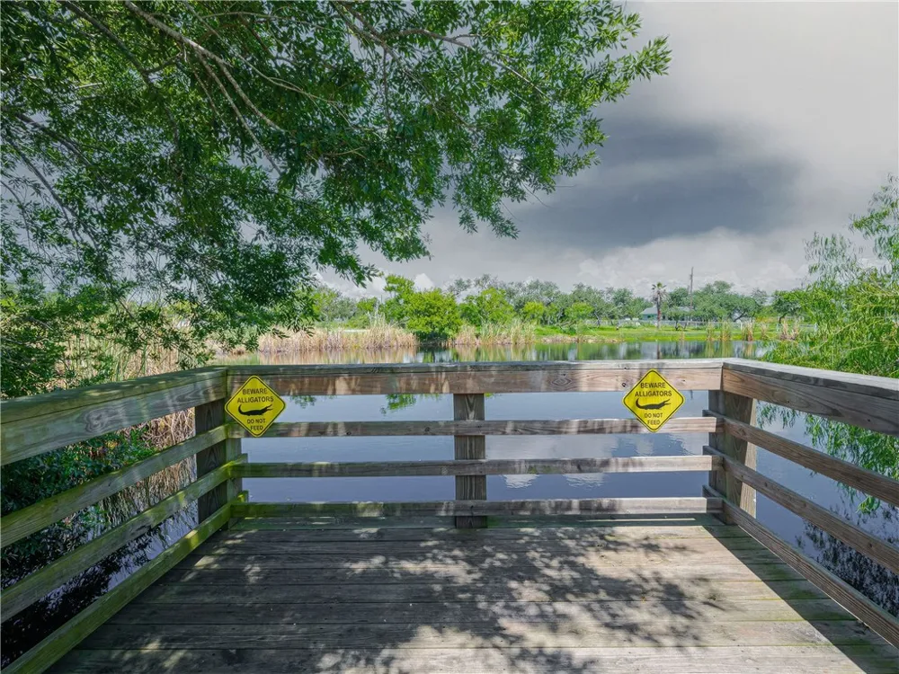 11 Bayview Loop Rockport, TX 78382
