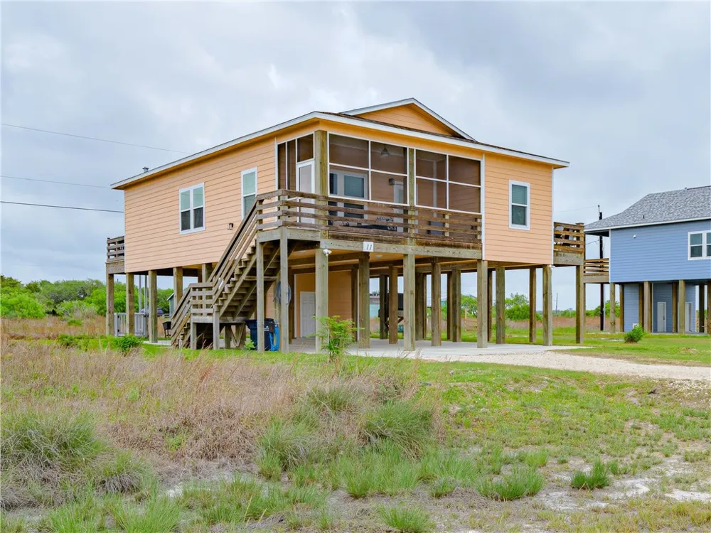11 Bayview Loop Rockport, TX 78382