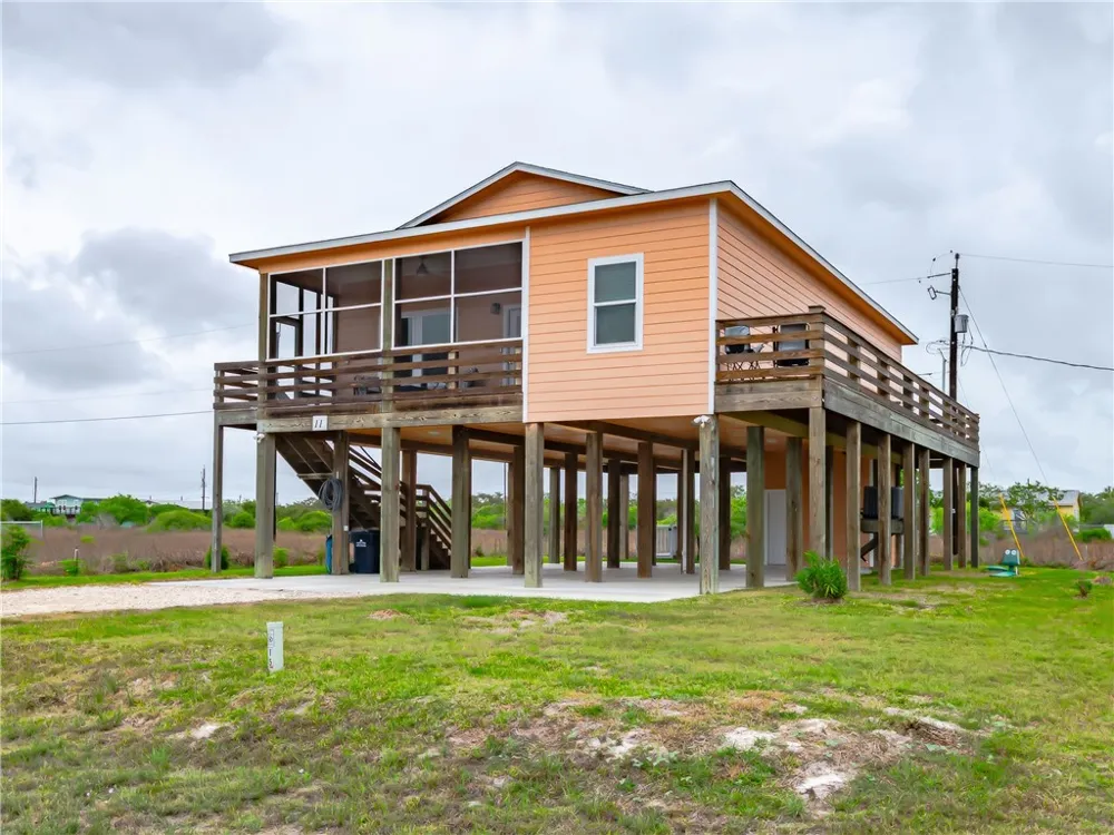 11 Bayview Loop Rockport, TX 78382