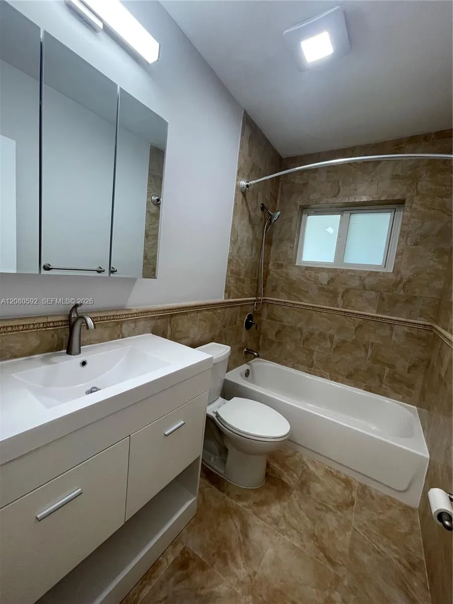 125 Edgewater Dr #12A Coral Gables, FL 33133
