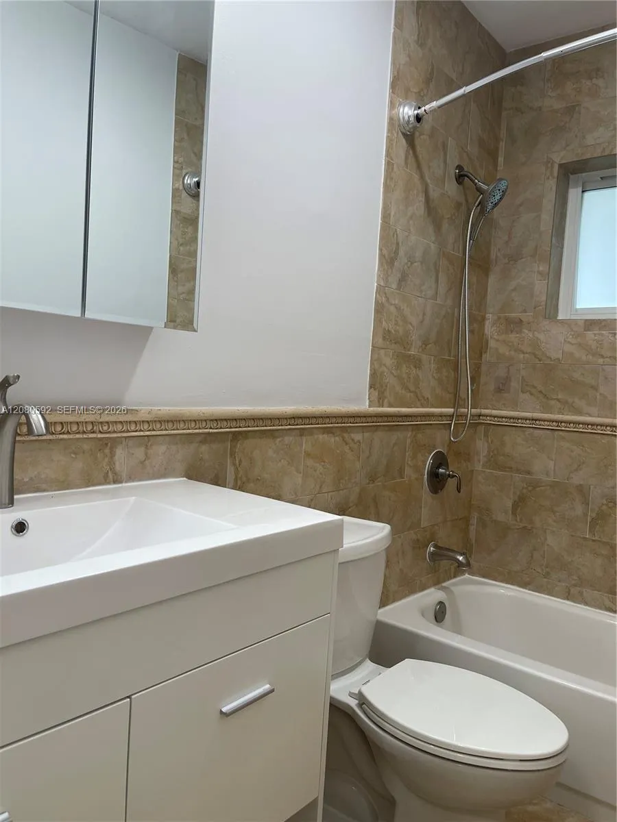 125 Edgewater Dr #12A Coral Gables, FL 33133