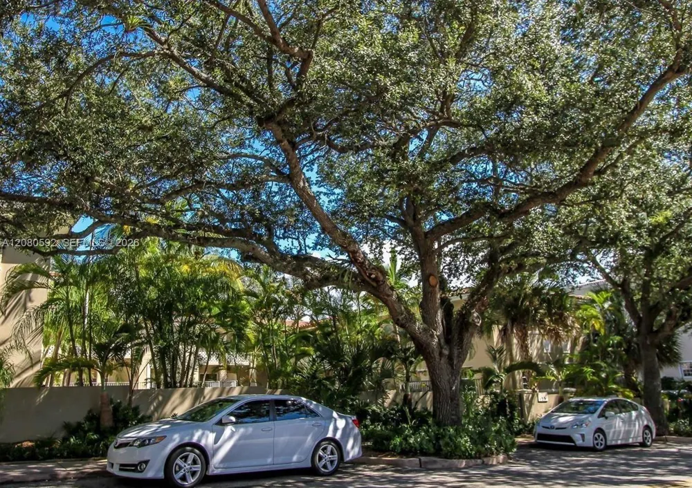 125 Edgewater Dr #12A Coral Gables, FL 33133