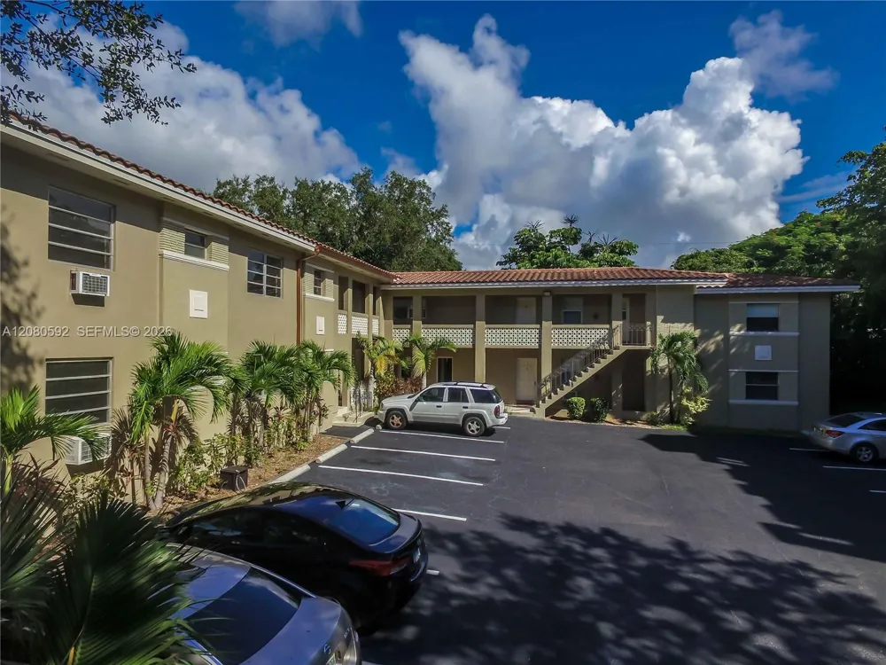125 Edgewater Dr #12A Coral Gables, FL 33133