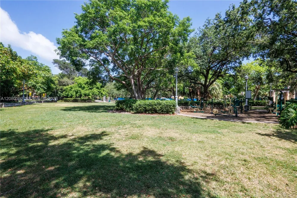 125 Edgewater Dr #12A Coral Gables, FL 33133