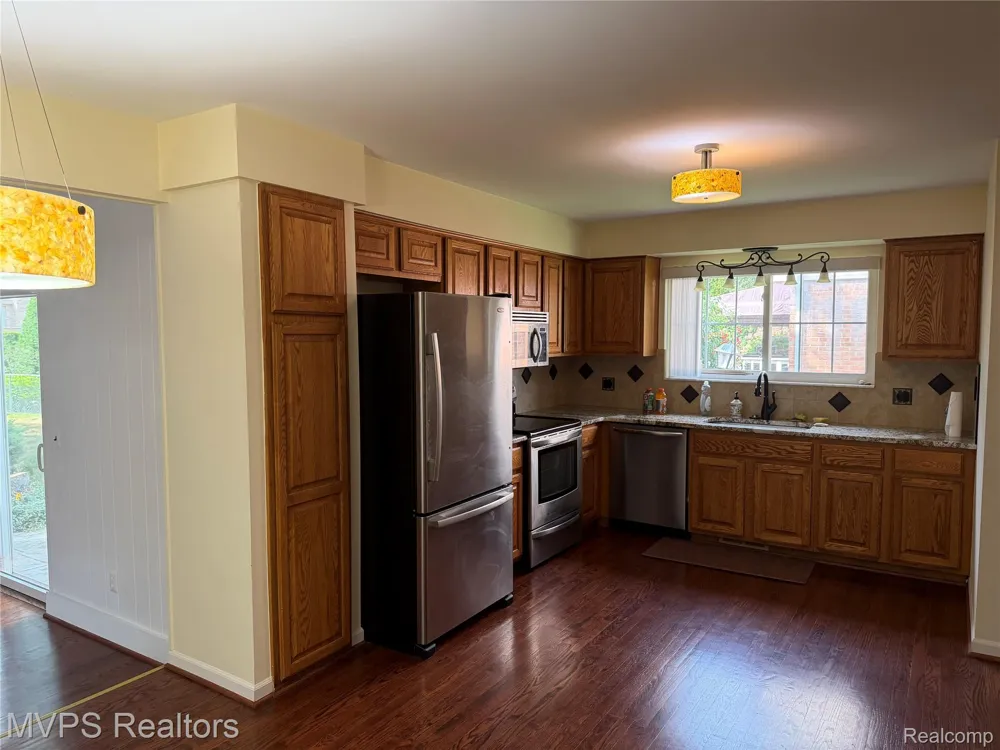 5043 Blair Drive Troy City, MI 48085