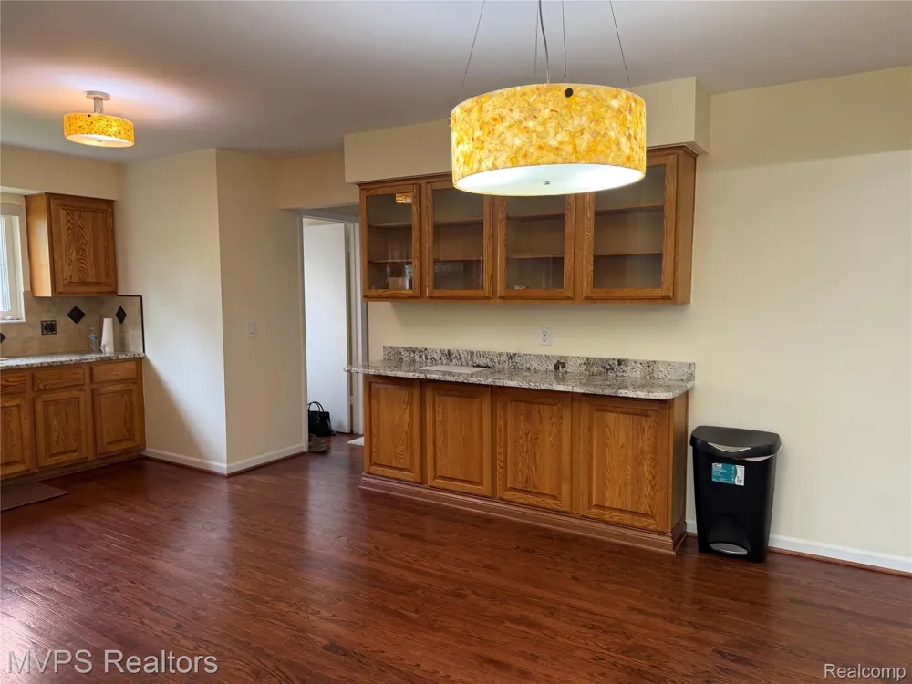5043 Blair Drive Troy City, MI 48085