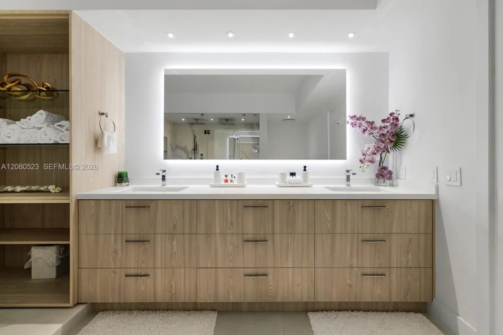 450 Alton Rd #2505 Miami Beach, FL 33139