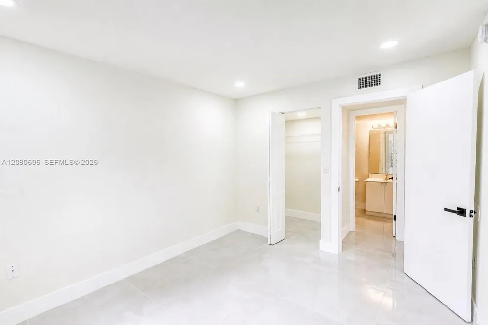 4205 University Dr #206 Sunrise, FL 33351