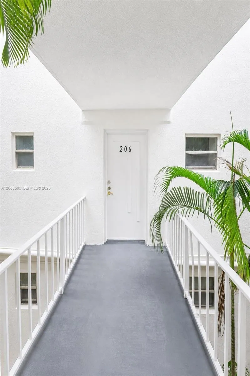 4205 University Dr #206 Sunrise, FL 33351