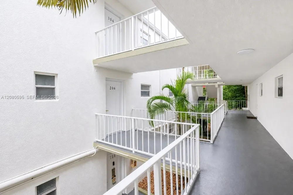 4205 University Dr #206 Sunrise, FL 33351