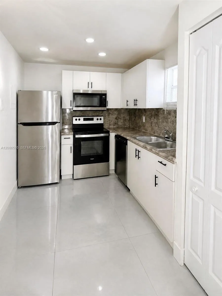 4205 University Dr #206 Sunrise, FL 33351