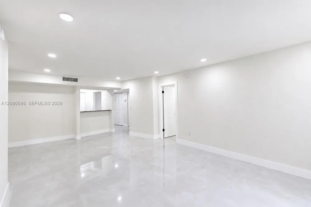 4205 University Dr #206 Sunrise, FL 33351