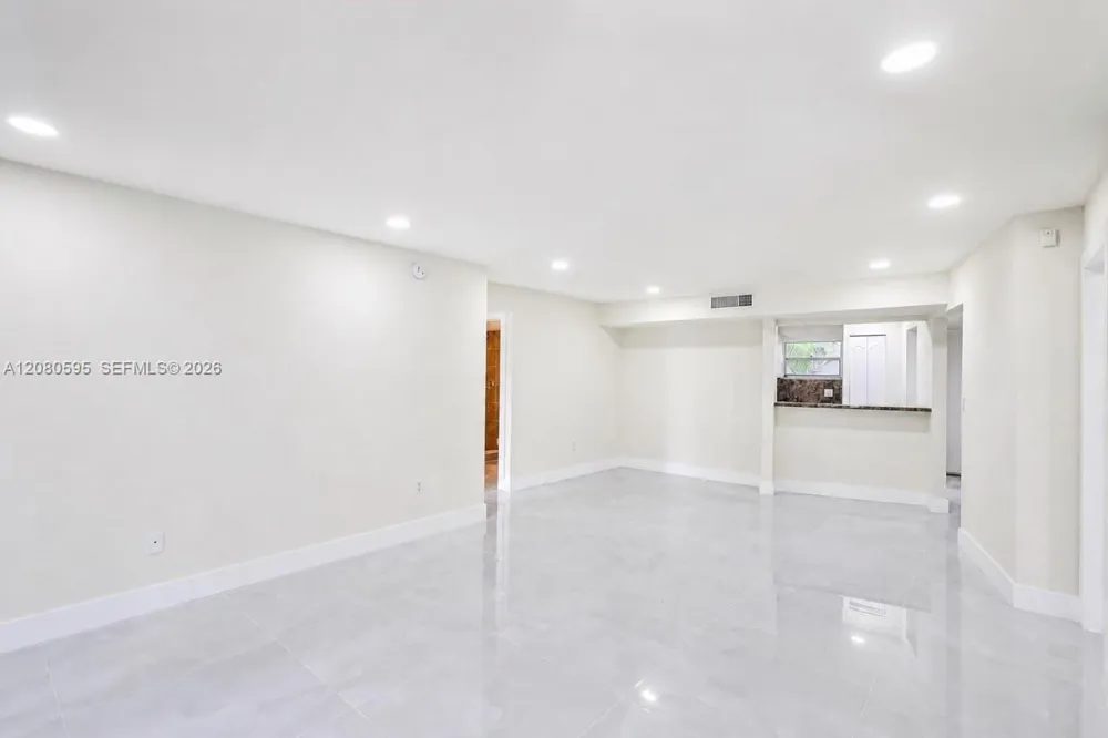 4205 University Dr #206 Sunrise, FL 33351