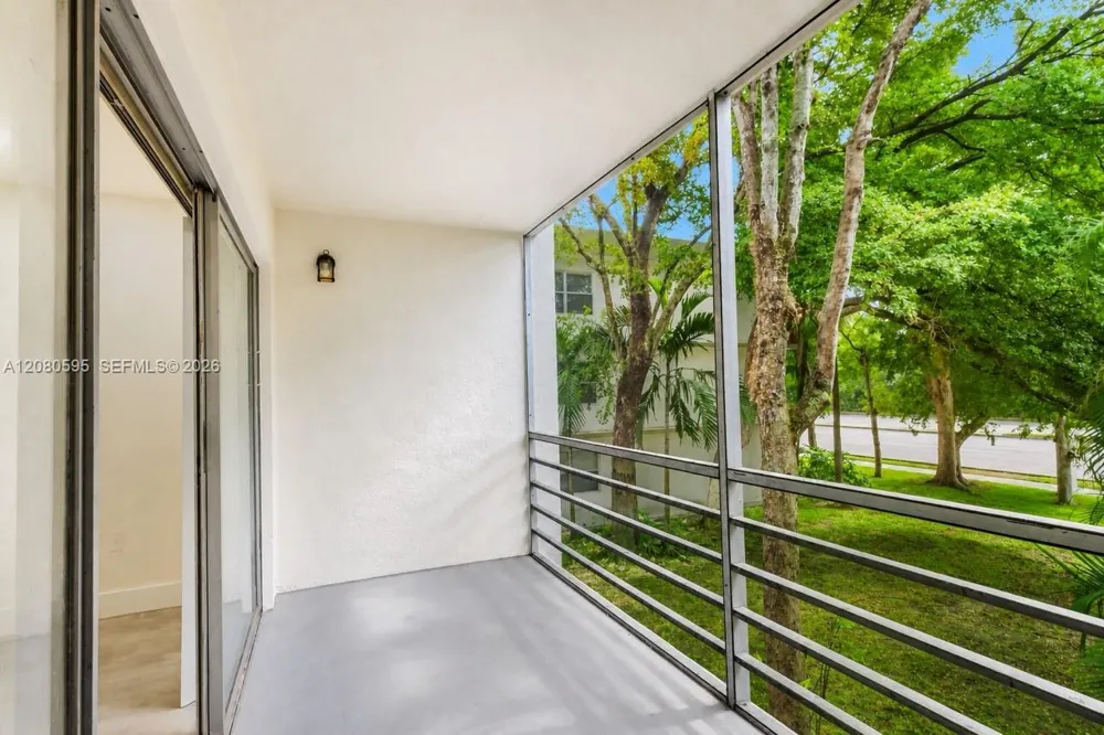 4205 University Dr #206 Sunrise, FL 33351