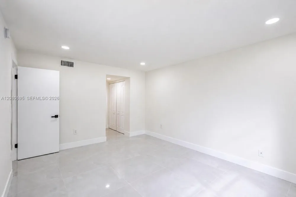 4205 University Dr #206 Sunrise, FL 33351