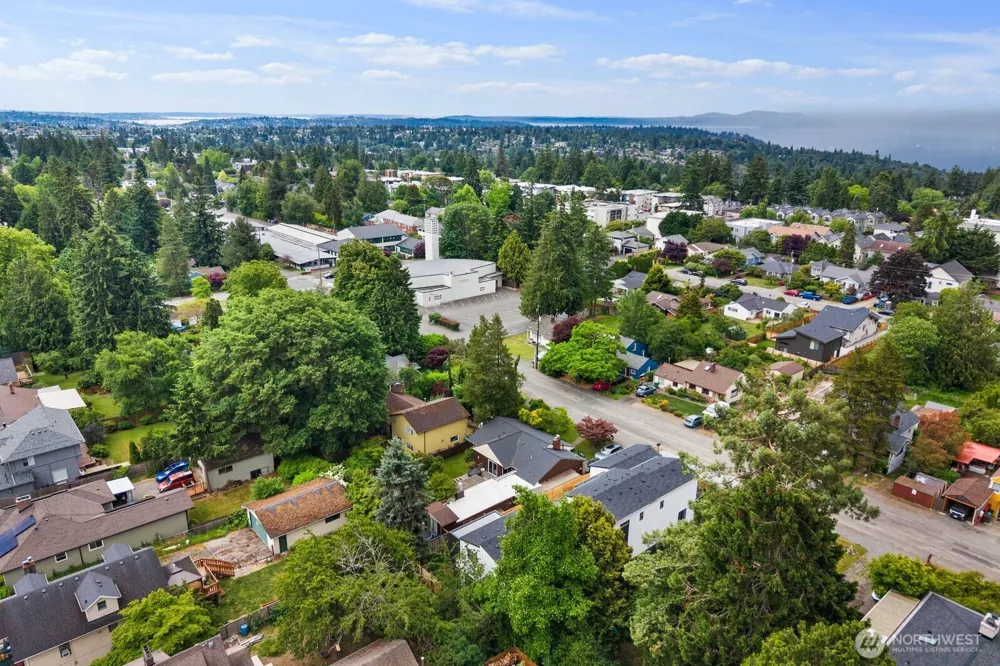 11748 Dayton Avenue Seattle, WA 98133