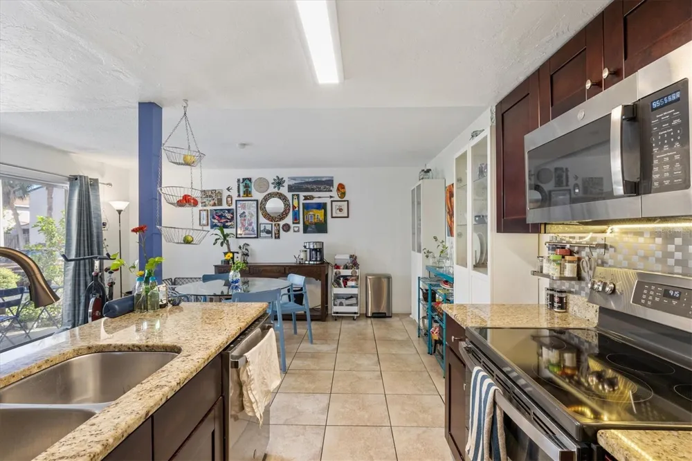 903 BYRON LANE Sarasota, FL 34243