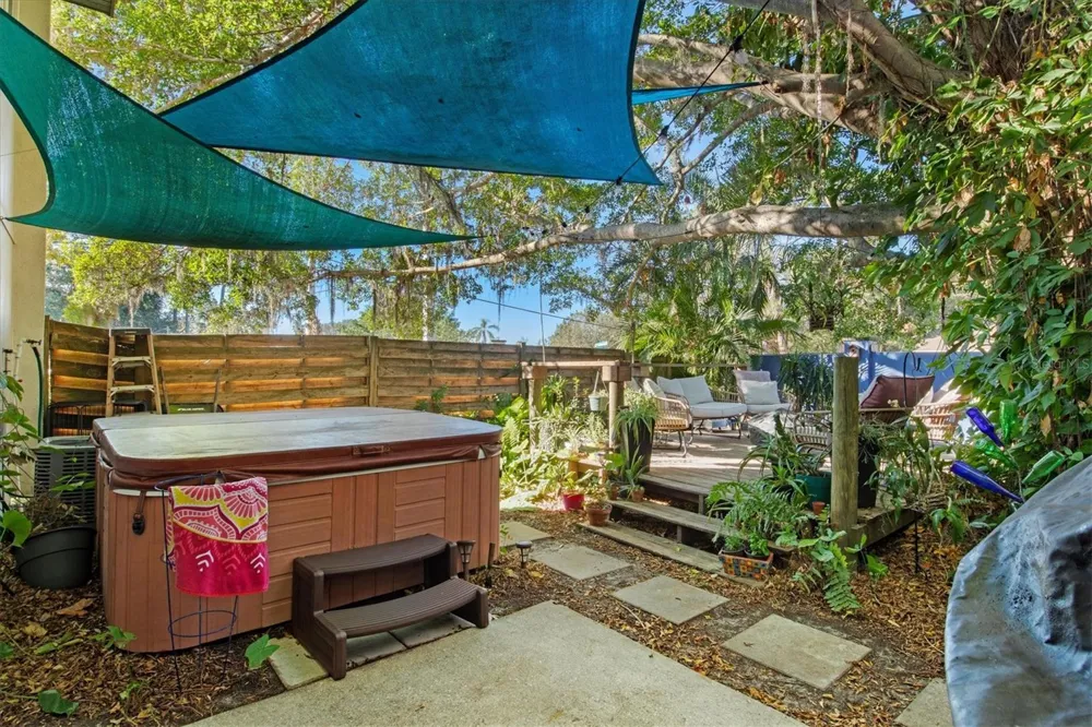 903 BYRON LANE Sarasota, FL 34243