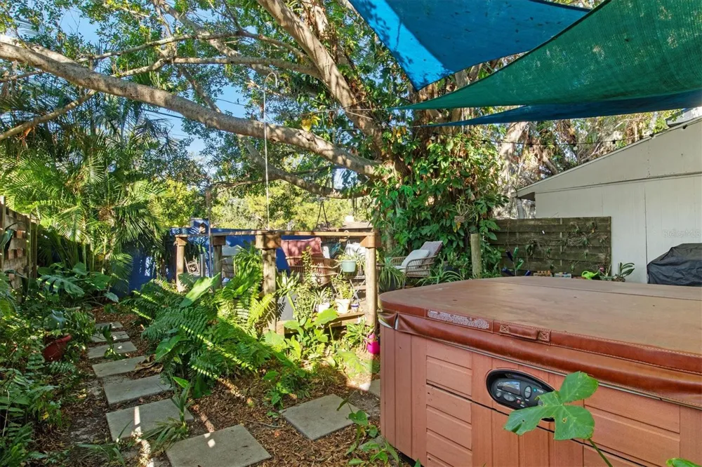 903 BYRON LANE Sarasota, FL 34243