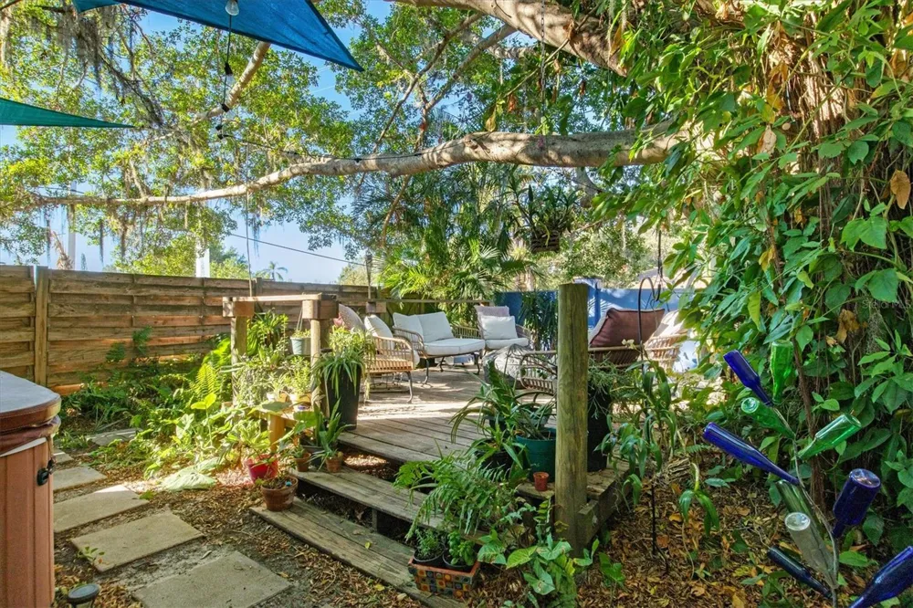 903 BYRON LANE Sarasota, FL 34243