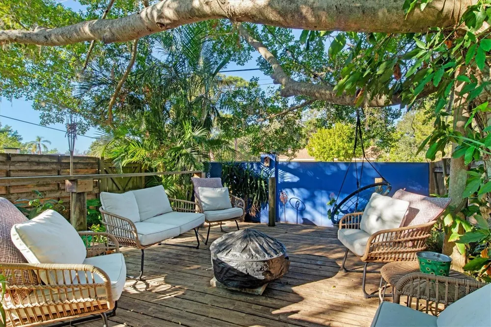 903 BYRON LANE Sarasota, FL 34243