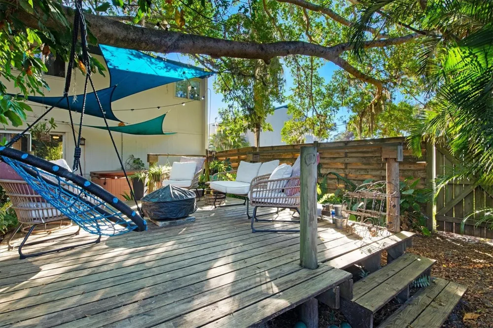 903 BYRON LANE Sarasota, FL 34243