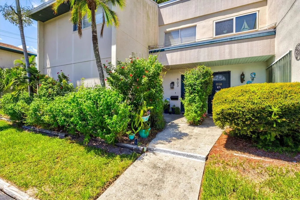 903 BYRON LANE Sarasota, FL 34243