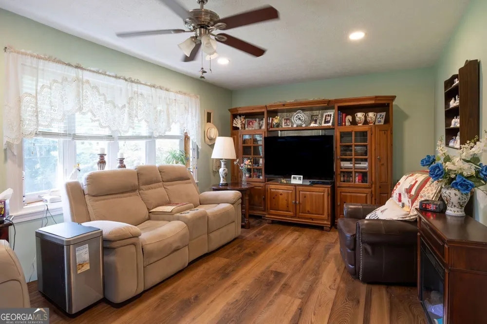 2421 Maner RD SE Atlanta, GA 30339