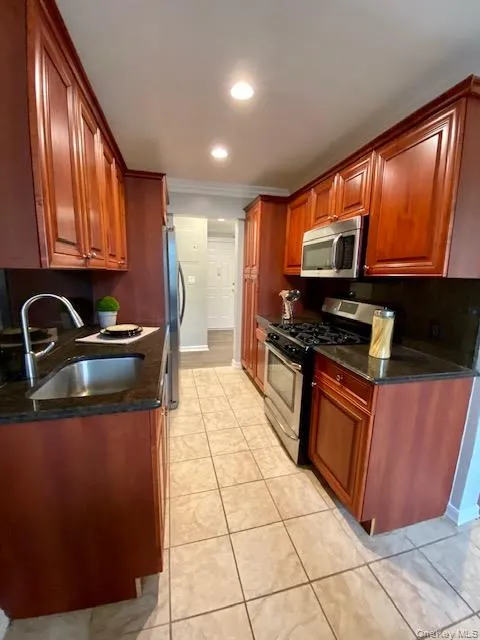 69 Prospect Avenue #18W Hewlett, NY 11557
