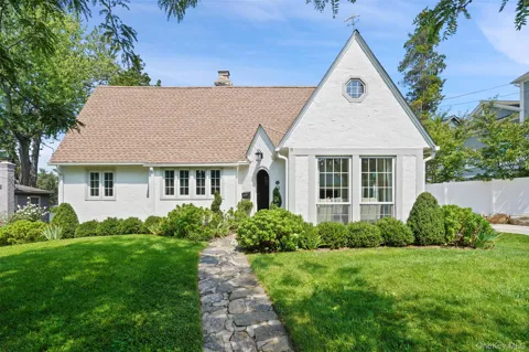 319 Oakland Beach Avenue