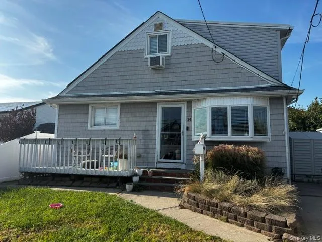 14 E Seacrest Avenue Lindenhurst, NY 11757