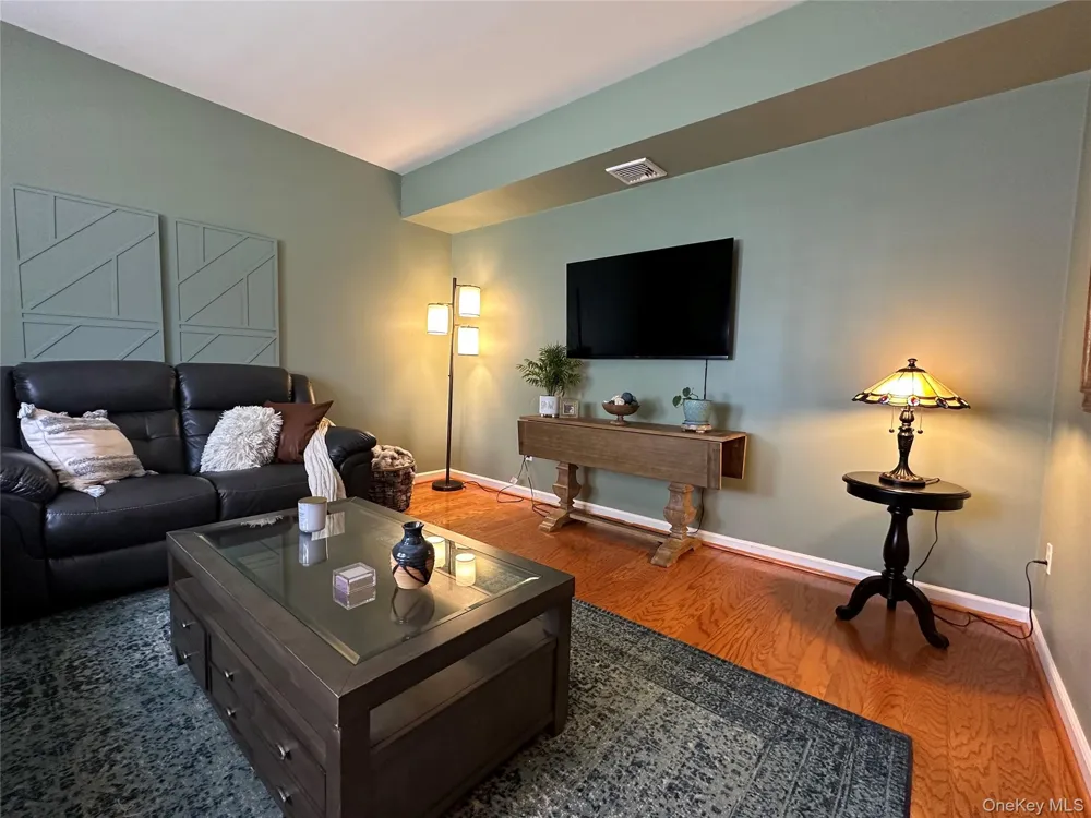 33 Daremy Circle Medford, NY 11763