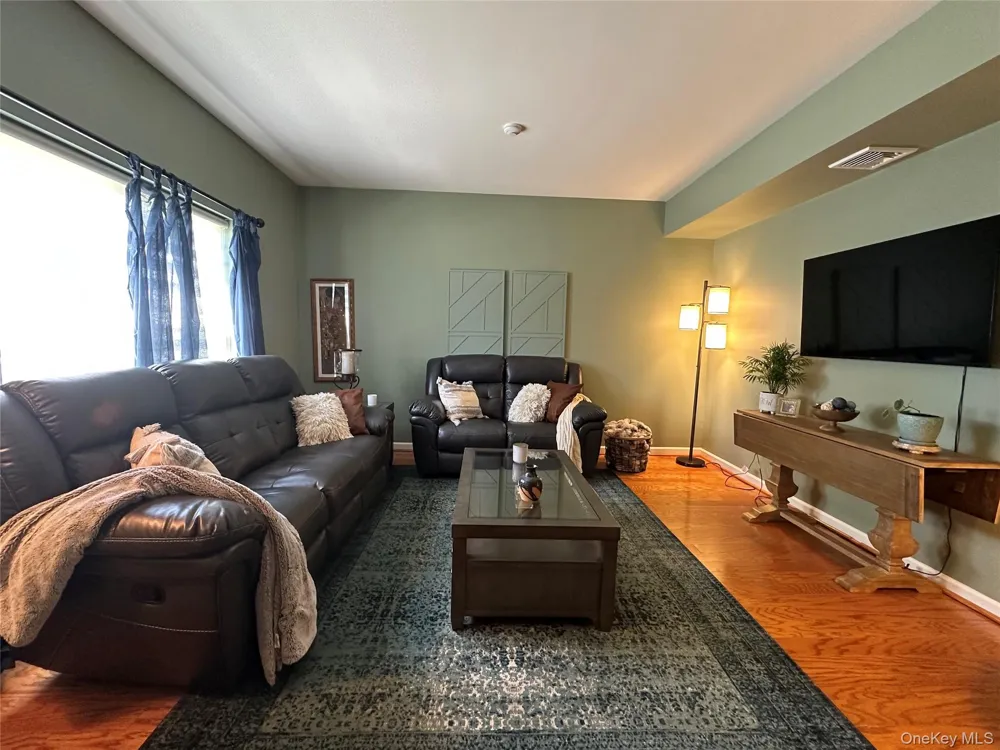 33 Daremy Circle Medford, NY 11763