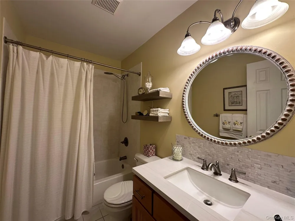 33 Daremy Circle Medford, NY 11763