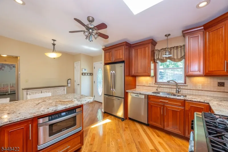 38 Oneida Ave Hopatcong, NJ 07843