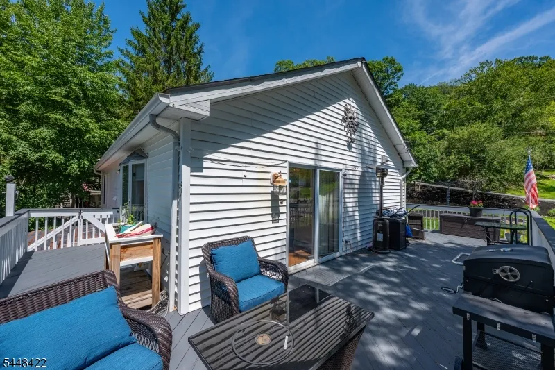 38 Oneida Ave Hopatcong, NJ 07843