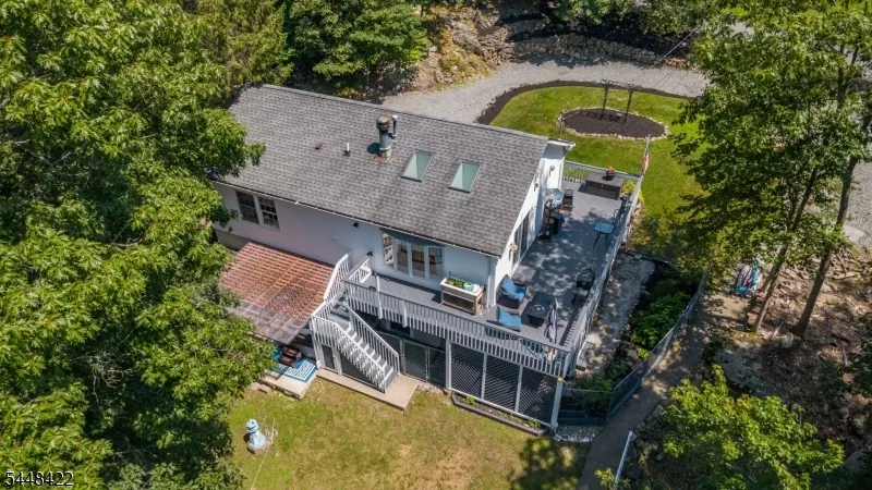 38 Oneida Ave Hopatcong, NJ 07843
