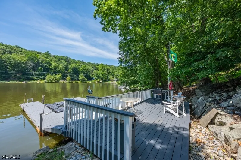 38 Oneida Ave Hopatcong, NJ 07843