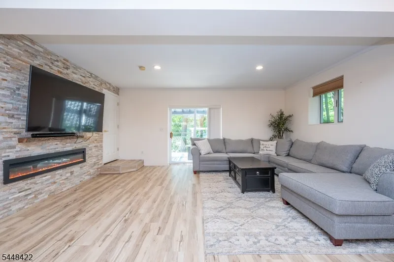 38 Oneida Ave Hopatcong, NJ 07843