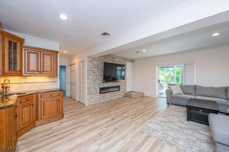 38 Oneida Ave Hopatcong, NJ 07843